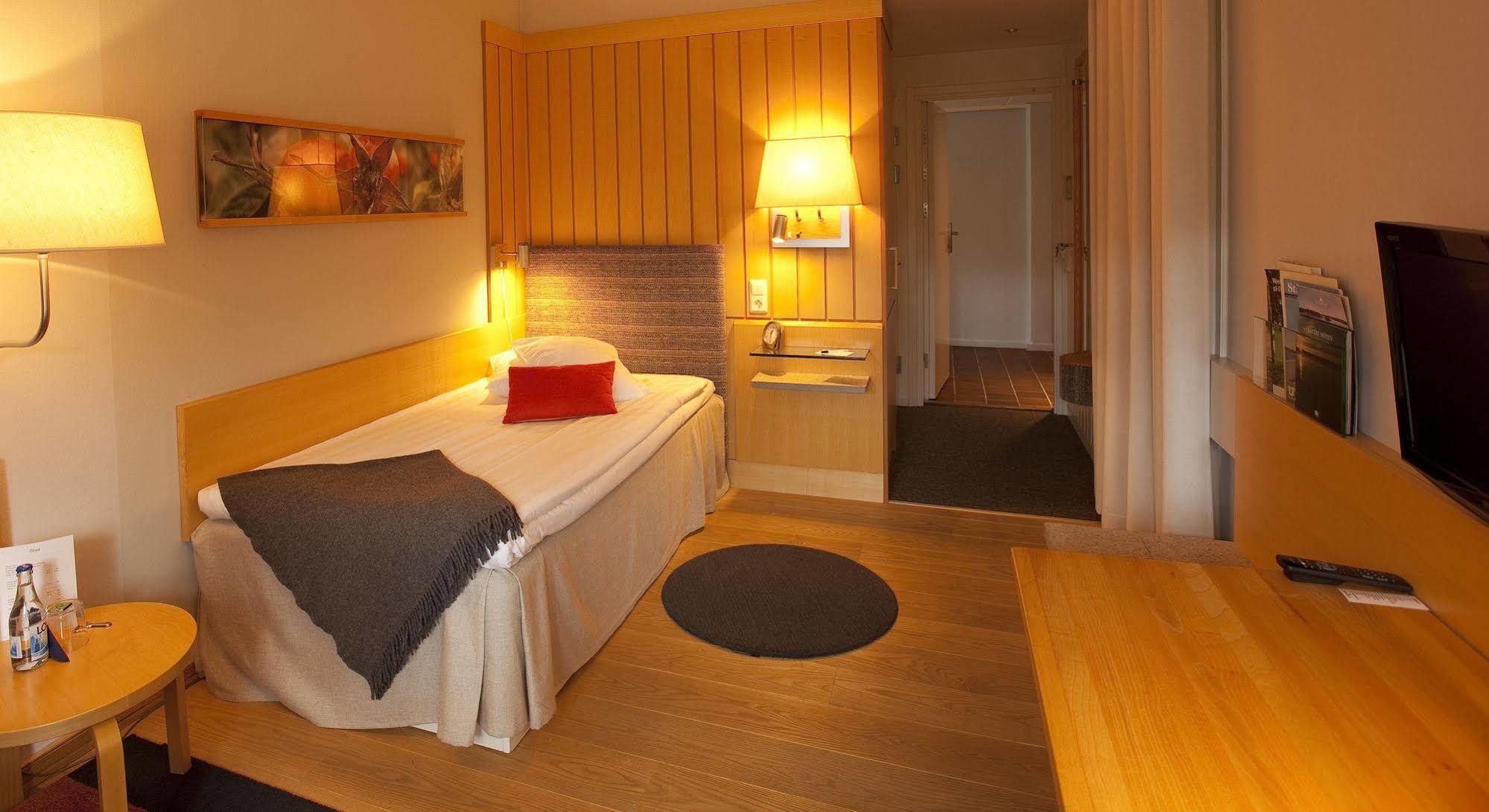 Djuroenaeset Hotell & Konferens Djurhamn Экстерьер фото