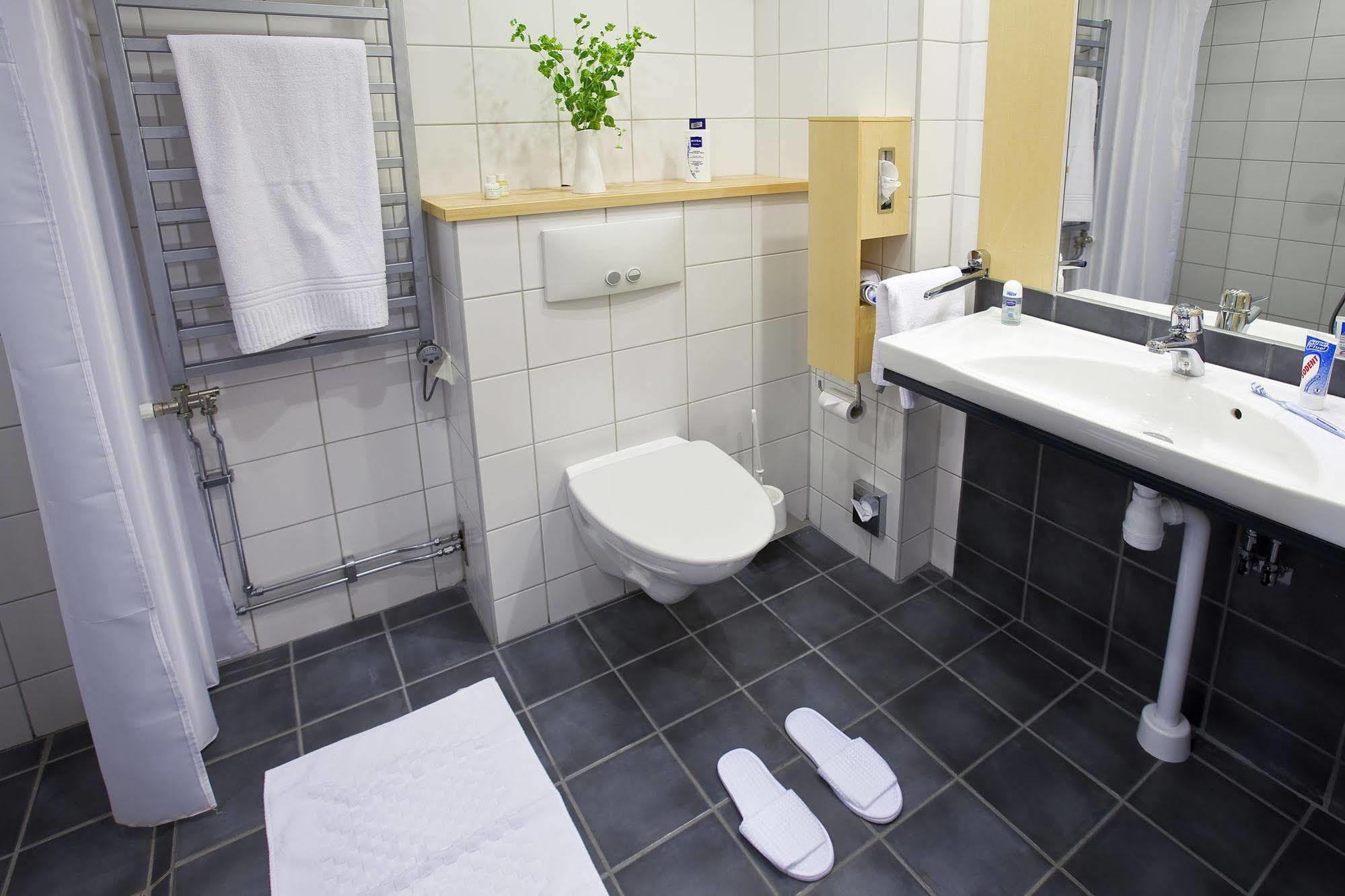 Djuroenaeset Hotell & Konferens Djurhamn Экстерьер фото