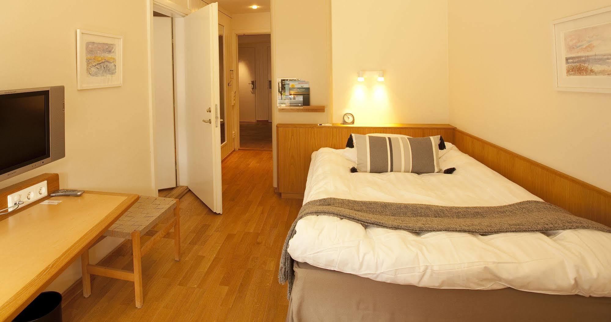 Djuroenaeset Hotell & Konferens Djurhamn Экстерьер фото